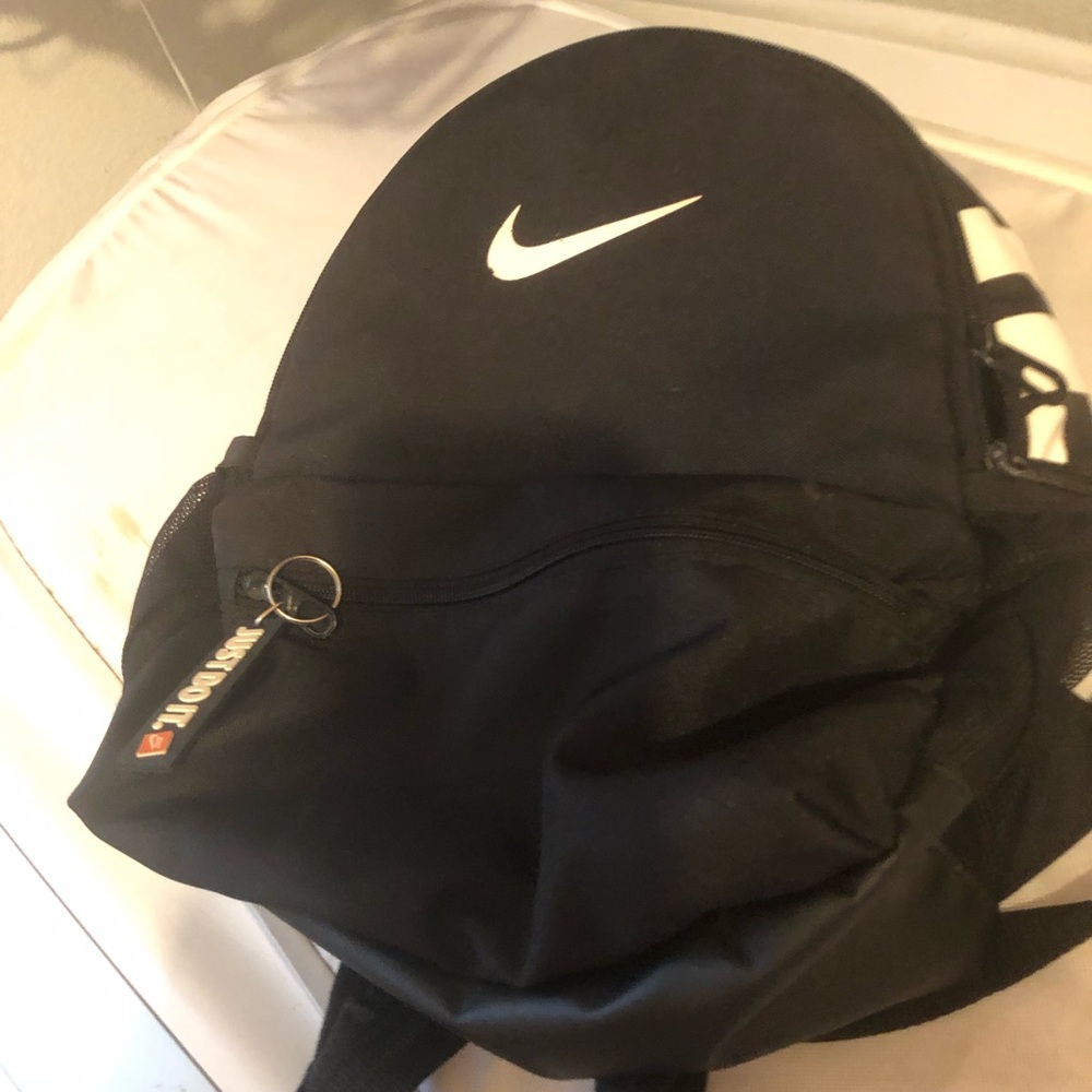 🍎Nike Black & White Small Unisex Backpack- $15 or $13 w/offer